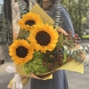 Букет с подсолнухами и зеленой гортензией